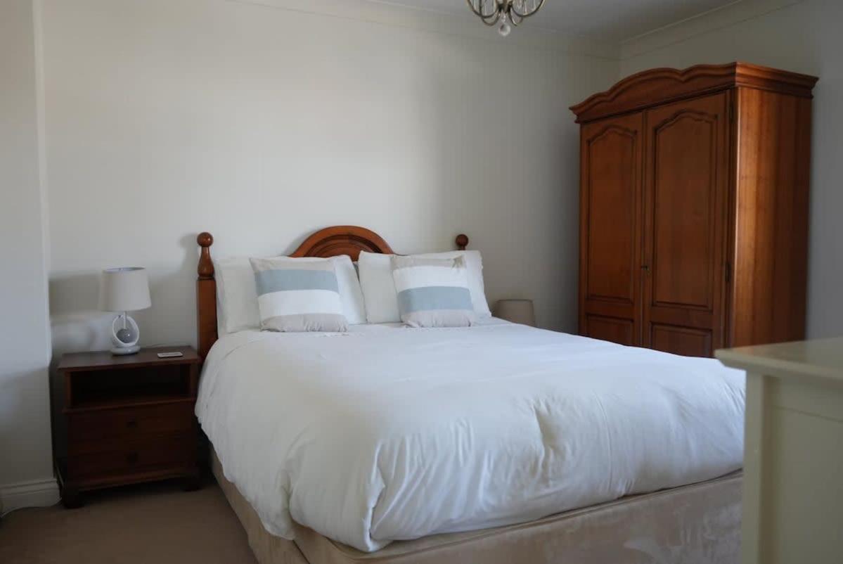 Villa Fabulous High Street Townhouse With Stunning Views & Parking At 'Eagles Nest' Falmouth Esterno foto